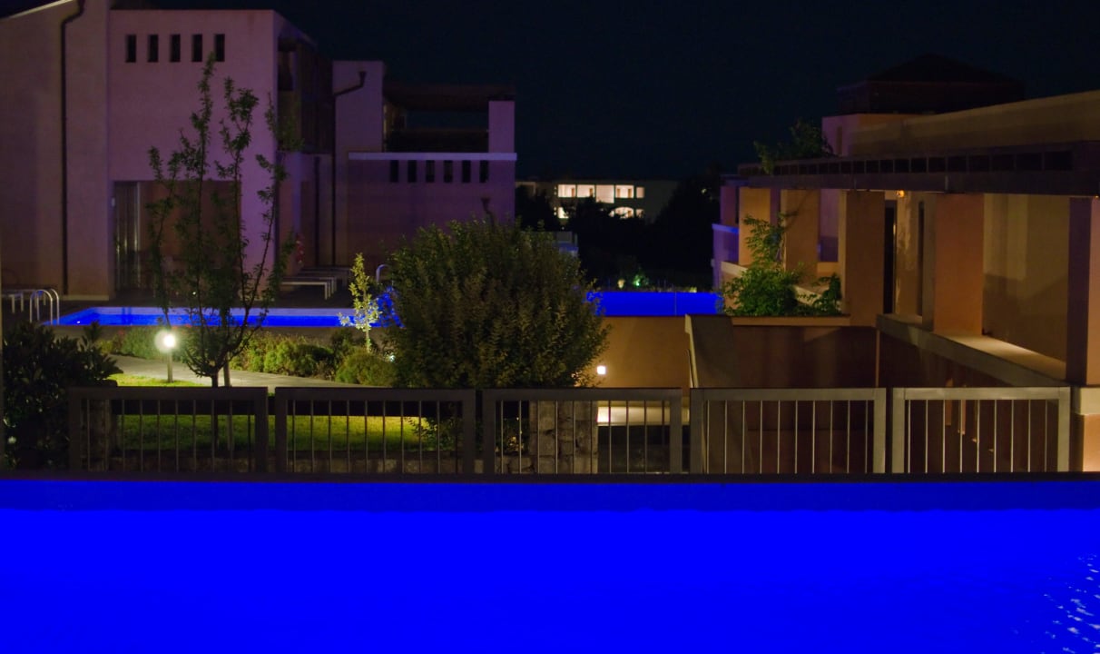 Hotelanlage bei Nacht Atlantica Belvedere Resort