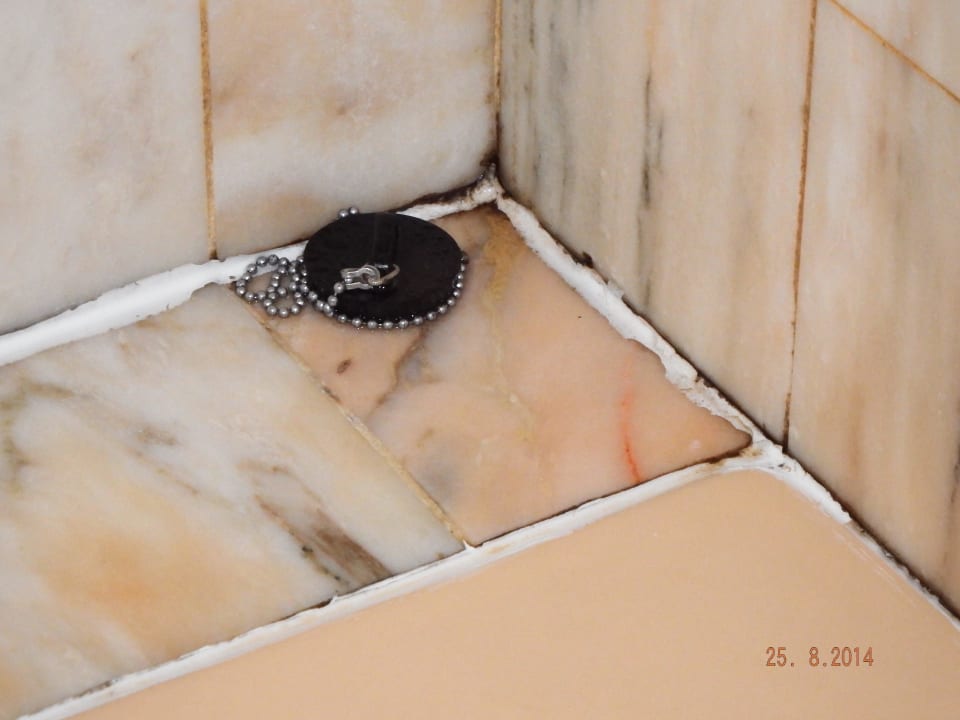 Schimmel an der Badewanne  B4 Nice Plaza