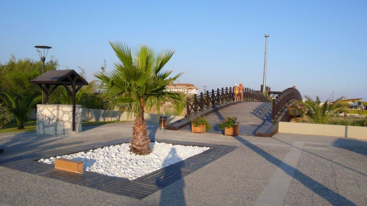 Neue Brücke über den Köler Side Breeze Hotel