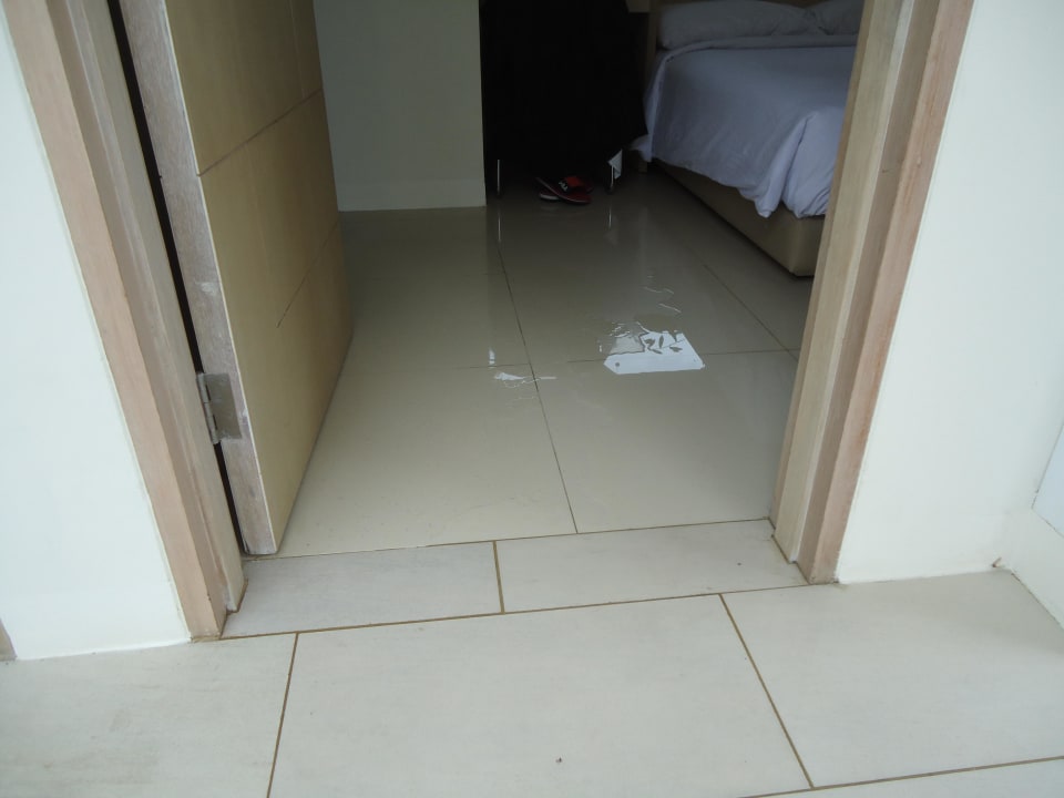 Wasser läuft ins Zimmer  Grandmas Plus Hotel Seminyak