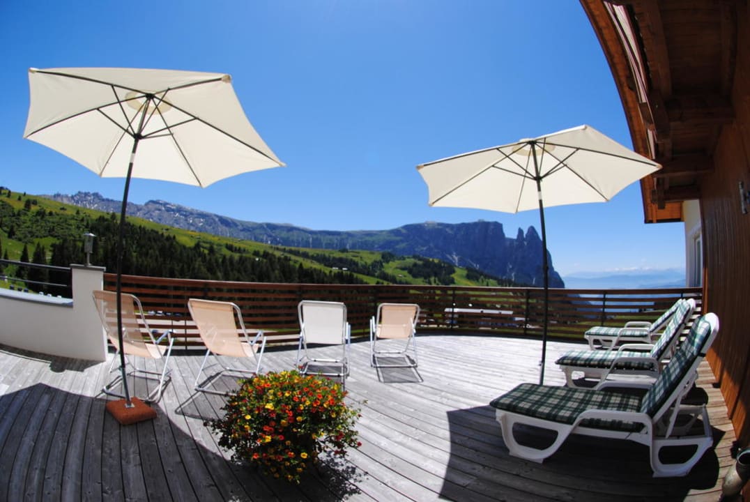Blick von der Sonnenterrasse/Vista dal terazzo  Hotel Bellavista Seiseralm
