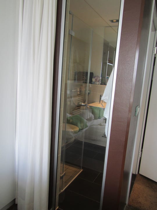 Durchblick vom Zimmer ins Bad mit Vorhang Strandgut Resort