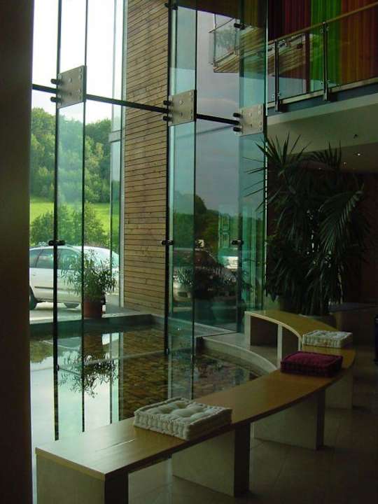 Lobby mit viel Glas und einem Innen-Teich Das Sonnreich Thermenhotel Loipersdorf
