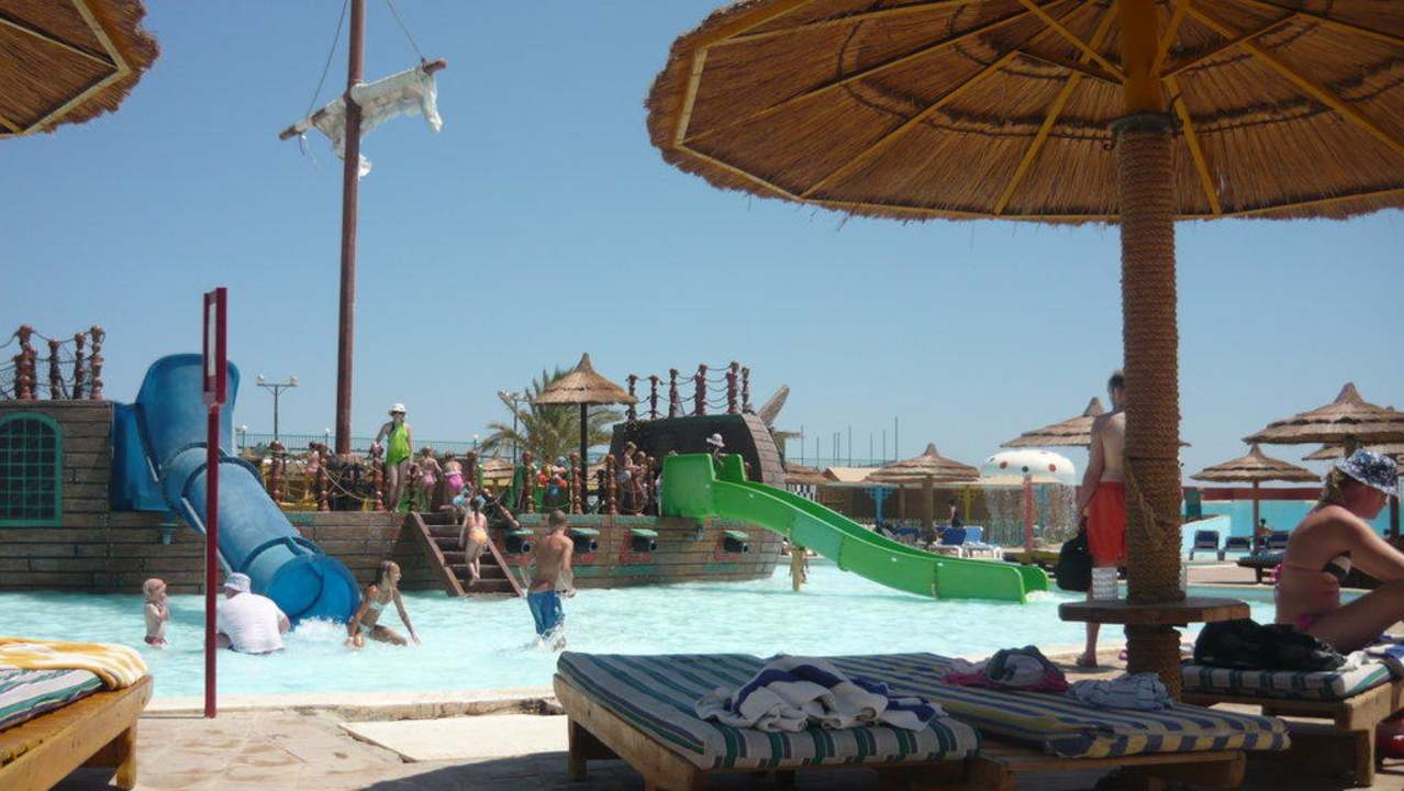 Leżaki zaraz obok basenu dla najmłodszych Titanic Beach Spa & Aqua Park