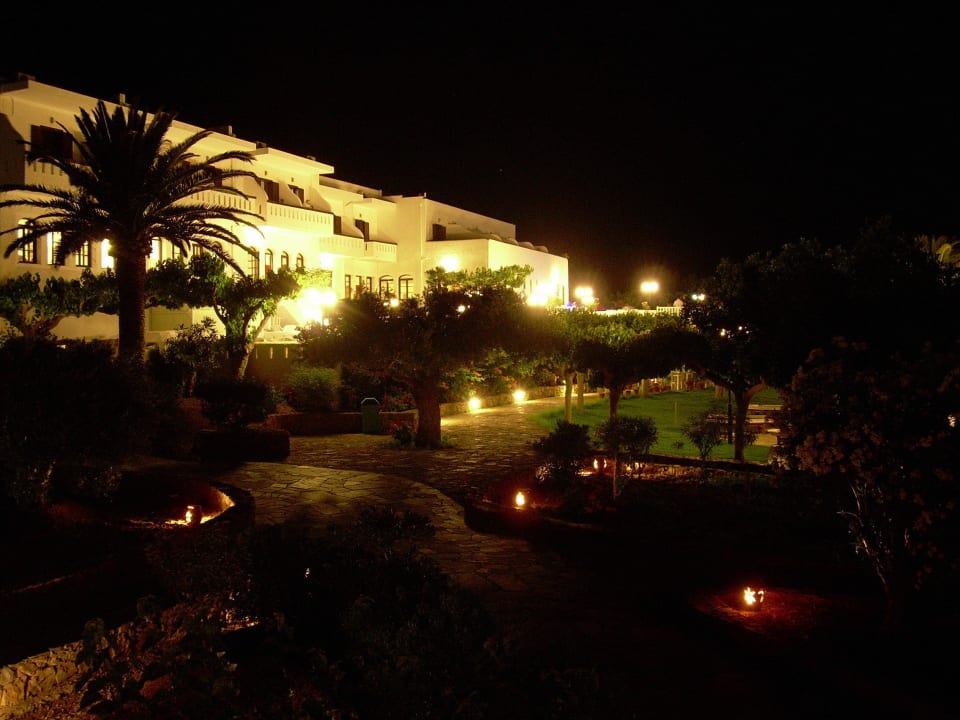 Bei Nacht Vritomartis Naturist Resort
