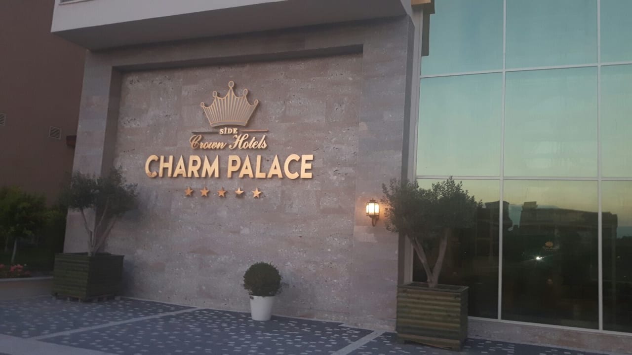 Lobby Well Palace Side