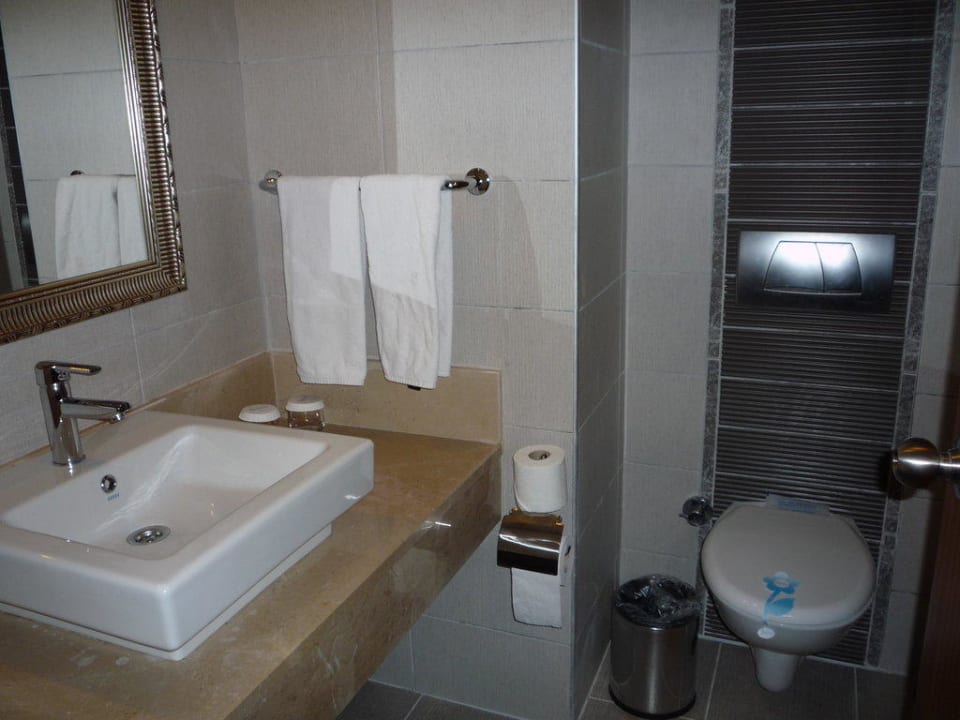 Das Bad im Doppelzimmer Seaden Sea World Resort & Spa