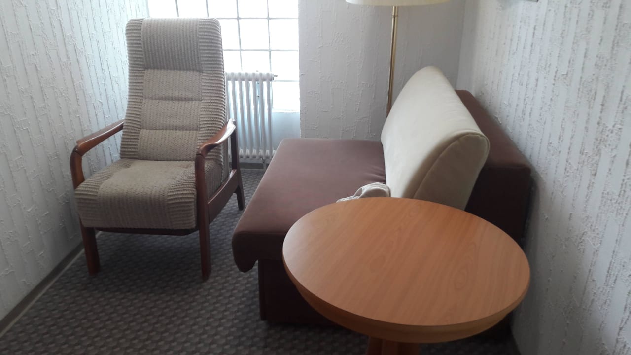 Überflüssiges Möbel im Zimmer steht draussen im Flur Vitalhotel König am Park