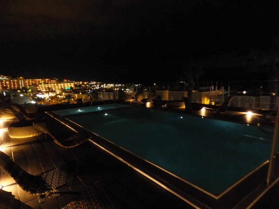 Nachtausblick vom Hotelpool auf dem Dach Adrián Hoteles Colón Guanahaní - Adults only