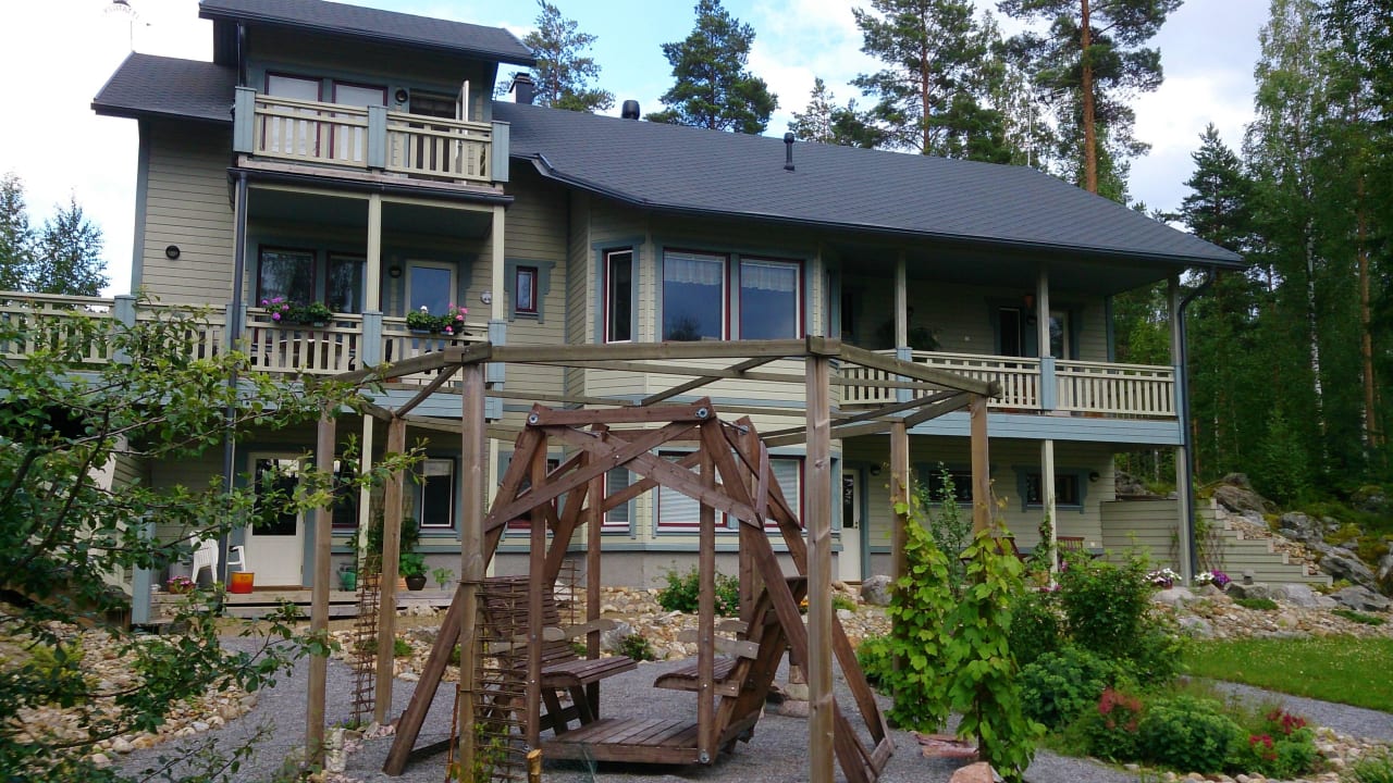 Blick vom Hof auf das Zimmer Guesthouse Kivitatti