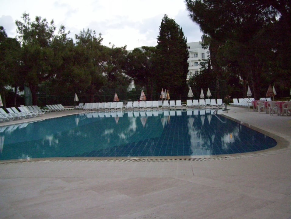 Der Klasse Pool geht links noch mal so weit Asteria Collection Side