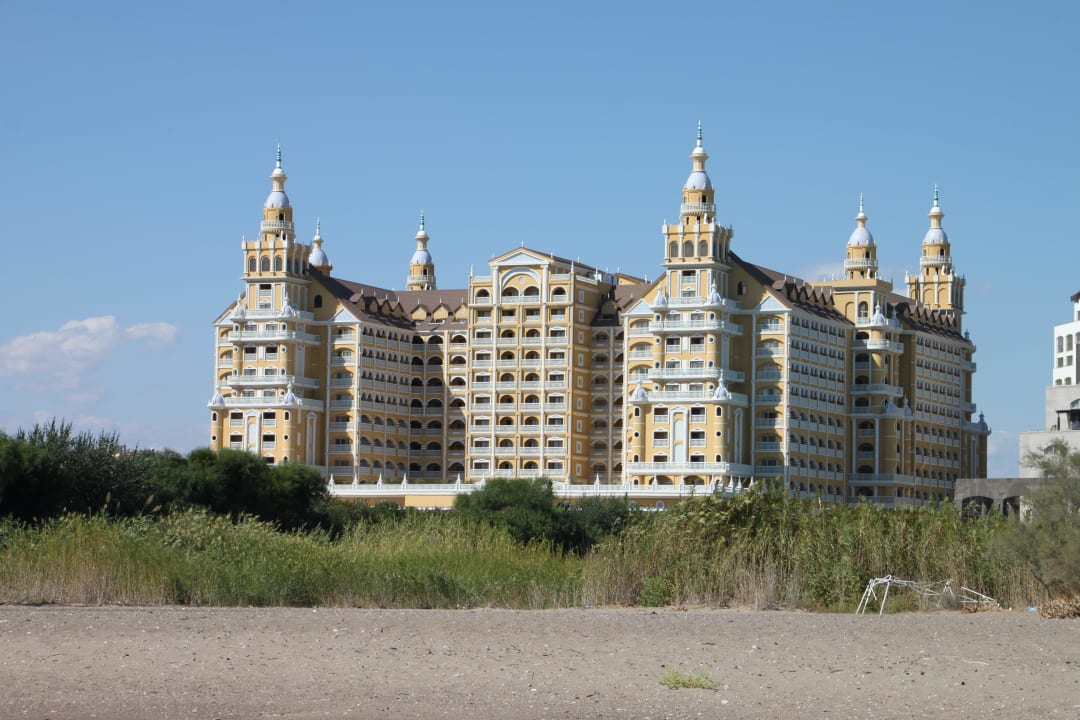 Blick auf das Hotel vom Strand Royal Holiday Palace