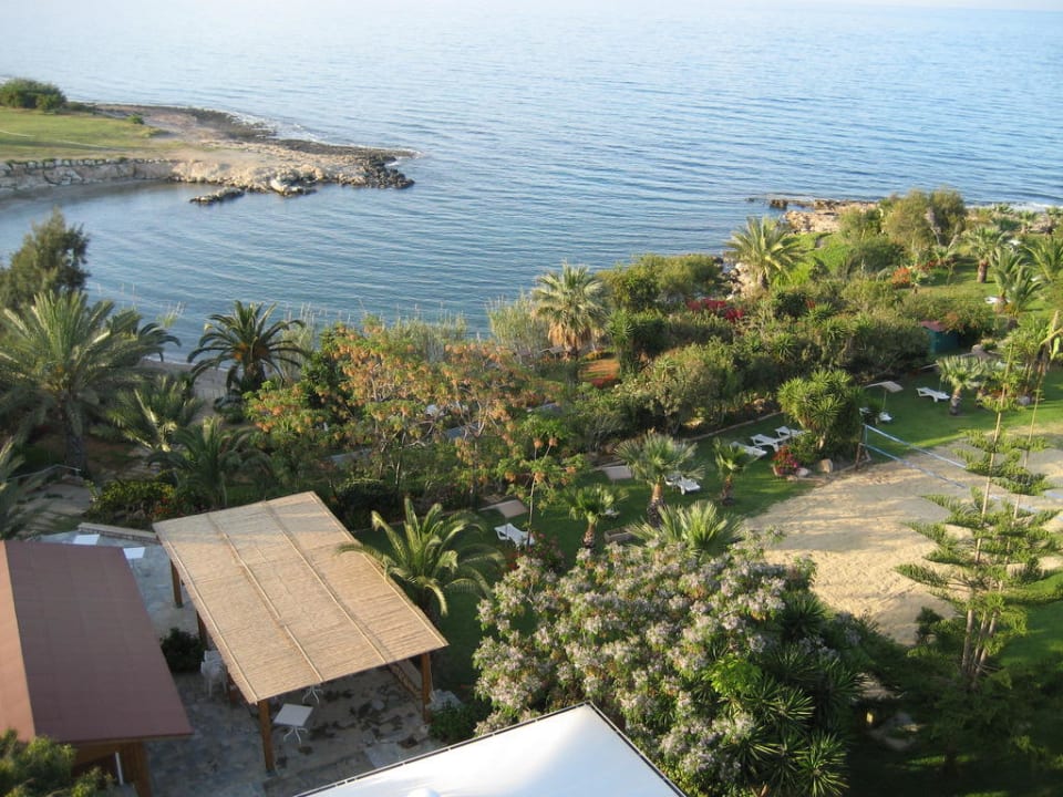 Ausblick auf Bucht und Garten Crystal Springs Beach Hotel