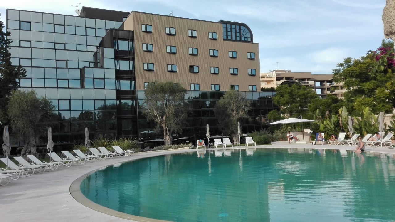 Hotelansicht mit Pool Mercure Villa Romanazzi Carducci Bari