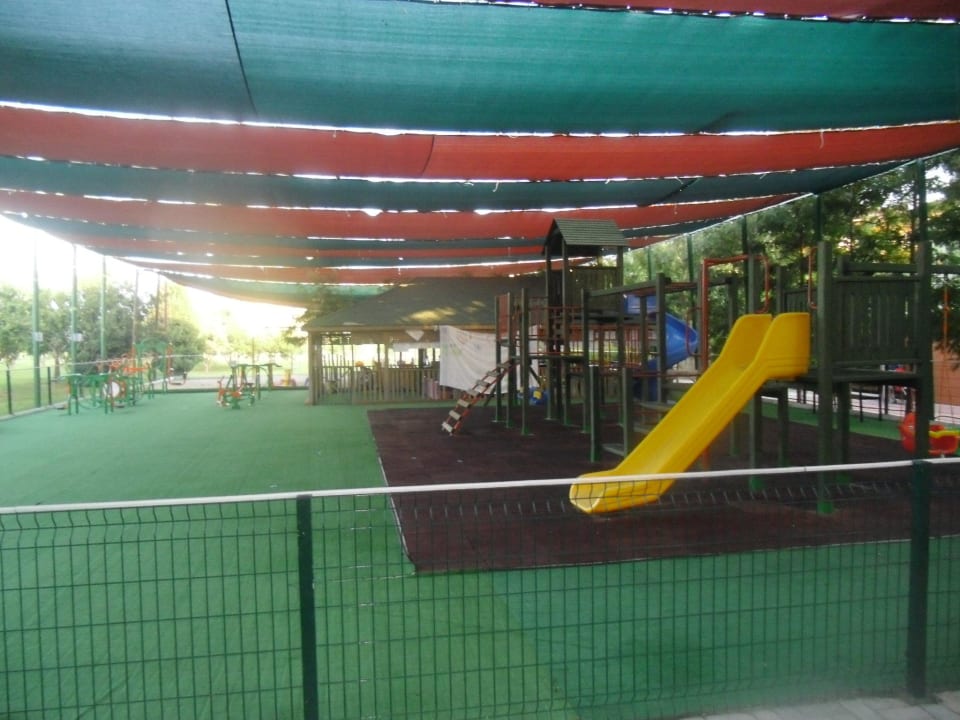 Teilansicht Spielplatz Lonicera Resort & Spa Hotel