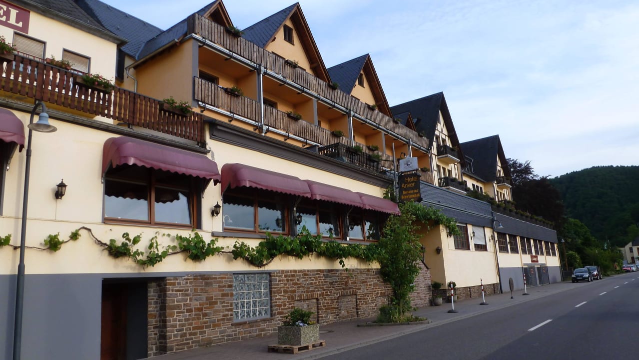 Blick von der Mosel zum Hotel Hotel Anker