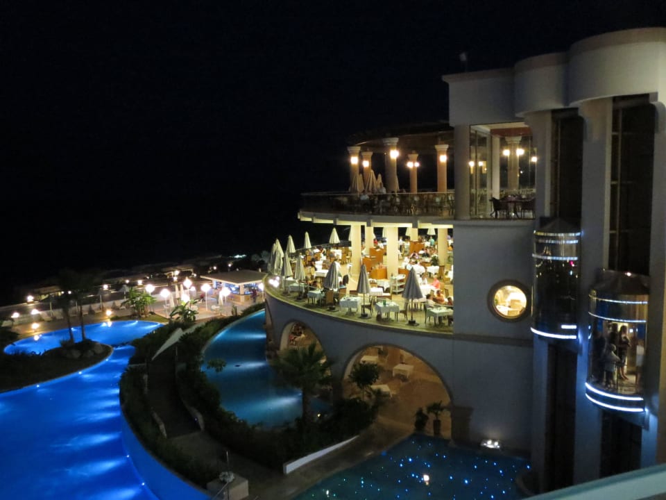 Hauptrestaurant mit beleuchteter Poolanlage Atrium Prestige Thalasso Spa Resort & Villas
