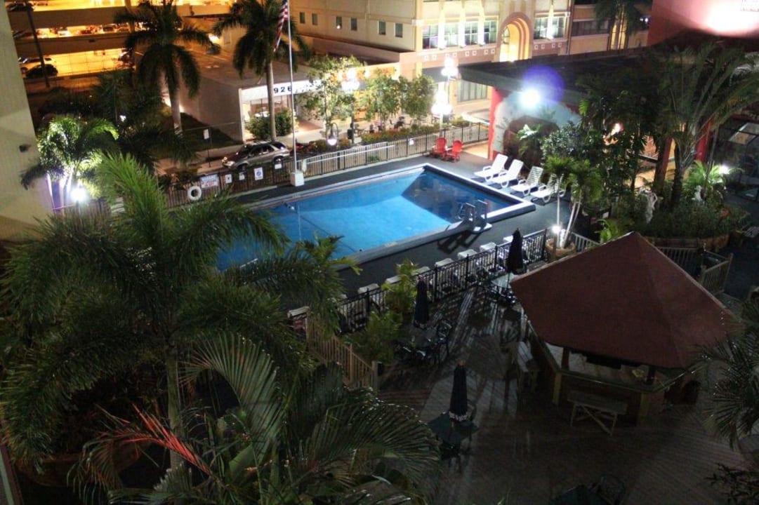 Pool am Abend Ramada Downtown Hollywood  Hotel