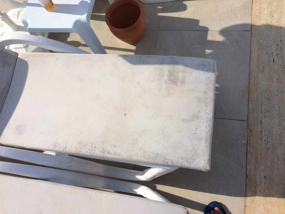 Verschimmelte Auflagen am Pool 2 Maya World Park Hotel