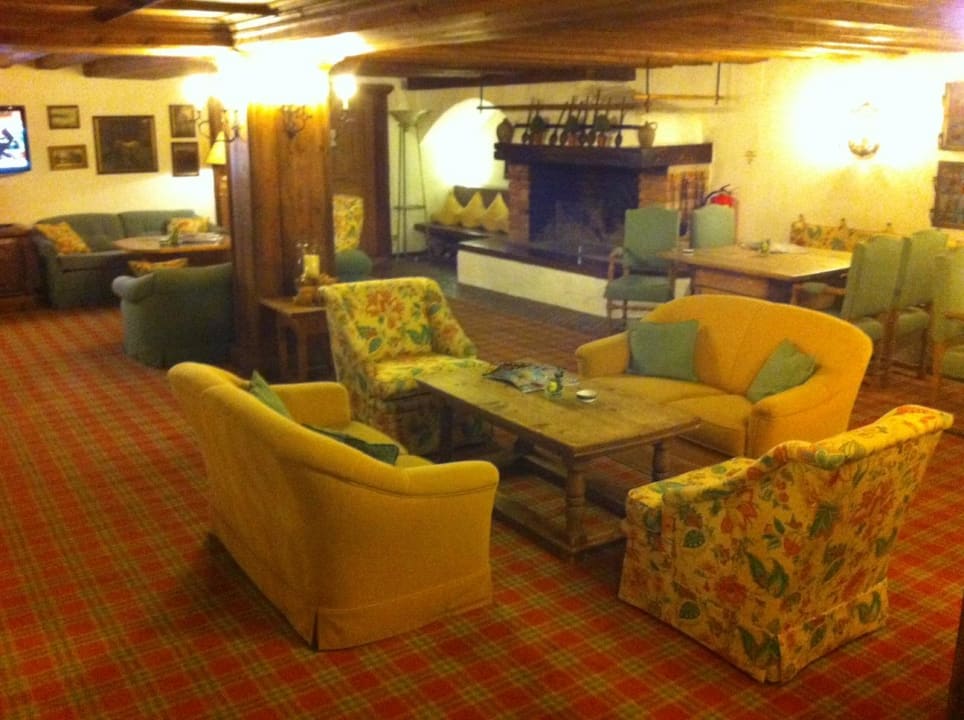 Kaminzimmer mit TV und Sitzgelegenheiten Hotel Zur Tenne