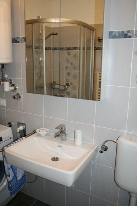 Badezimmer mit Dusche und WC Apartment Am Donaukanal