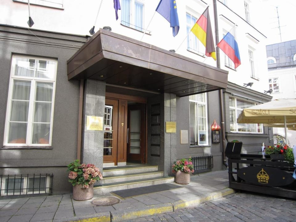 Entrance Hotel St. Petersbourg