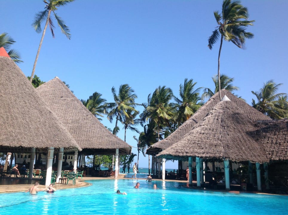 Blick vom Pool zum Meer. Neptune Village Beach Resort & Spa