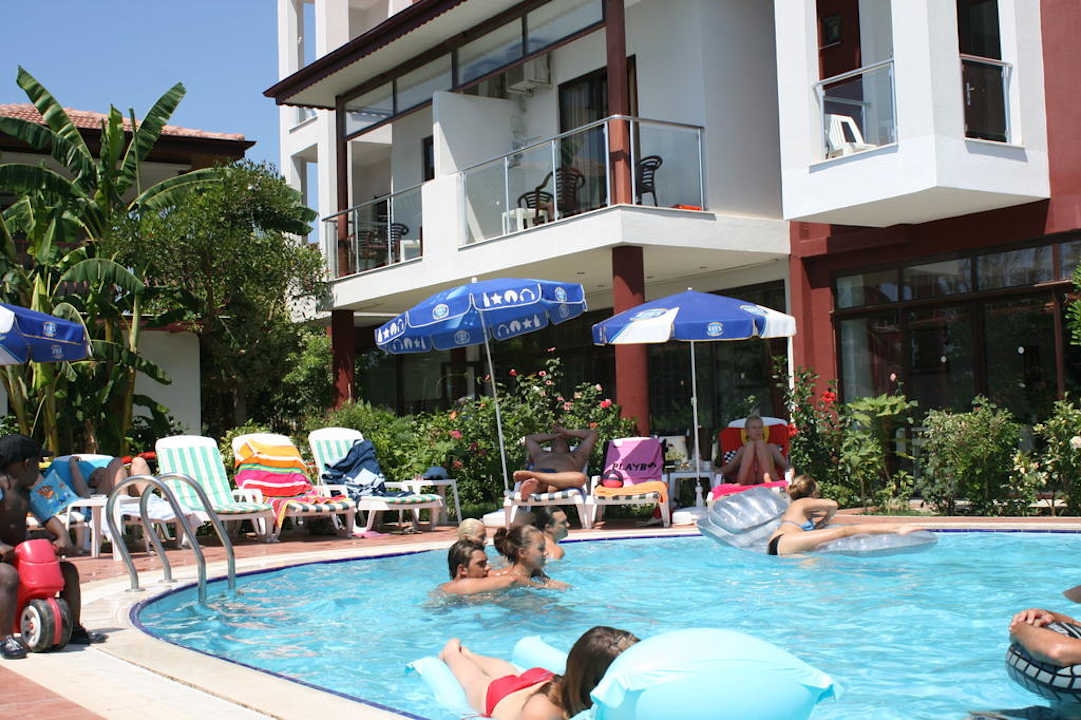 Blick auf die Poolanlage Hotel Side Elis