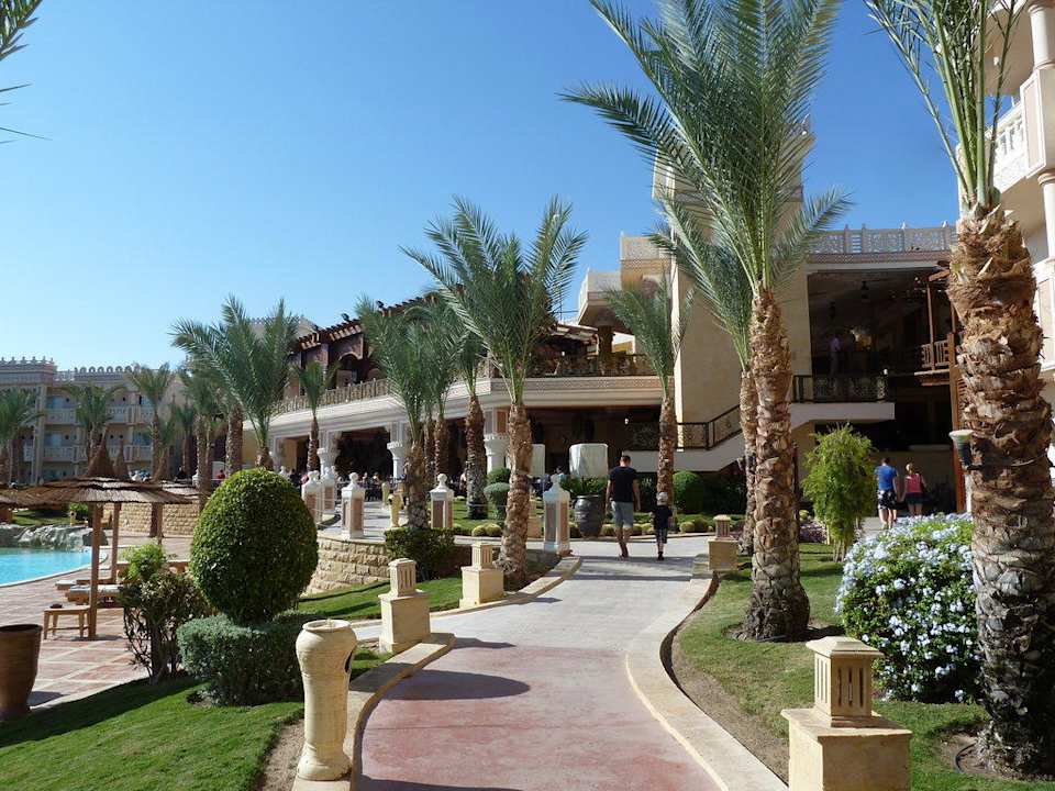 Weg an den Pools vorbei zum Hauptgebäude Pickalbatros Palace Resort