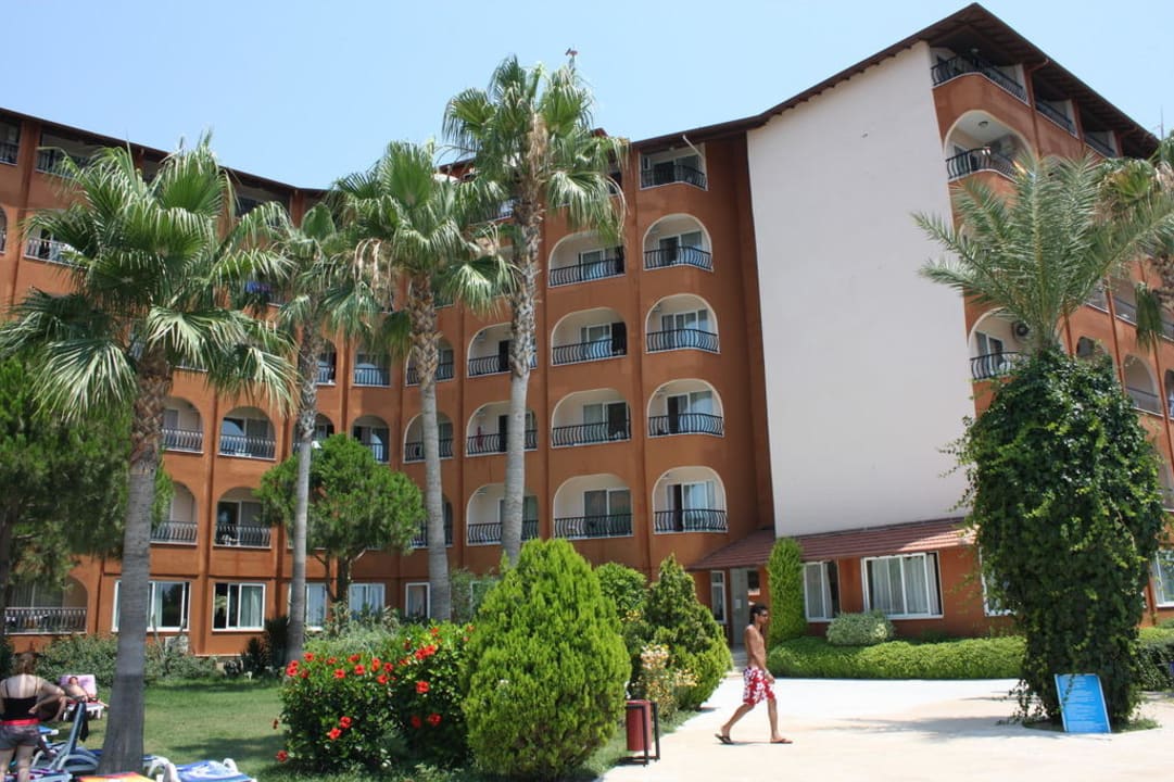 Hauptgebäude Club Turtas Beach Hotel