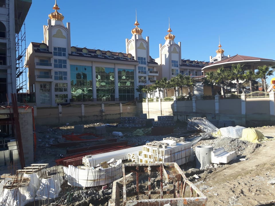 Der zukünftige Poolbereich Richtung Crown Charm Side Royal Palace Hotel & Spa