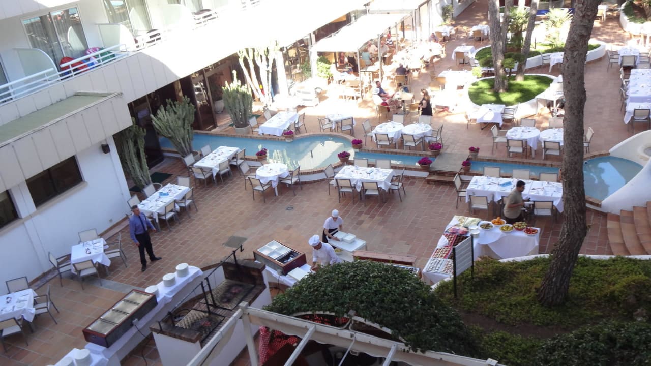 Grillabend im Innenhof Hotel & Spa S'Entrador Playa