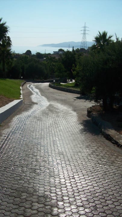 Bergab zum Strand Royal & Imperial Belvedere Resort