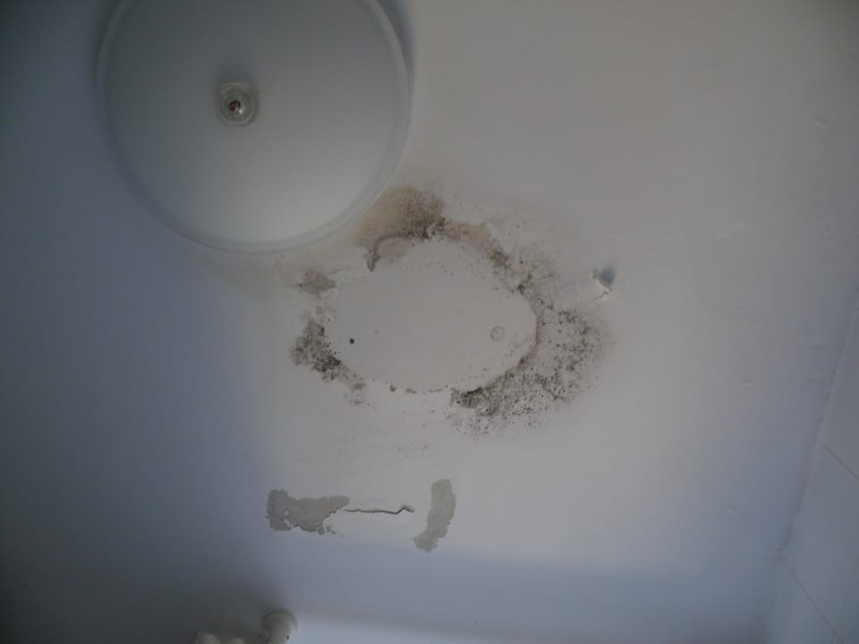 Schimmel an der Decke im Bad Villa Valdepian