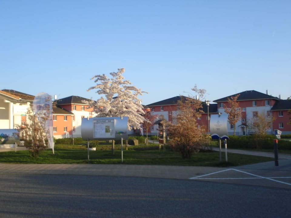 Blick vom Parkplatz auf das Dorf BEECH Resort Boltenhagen