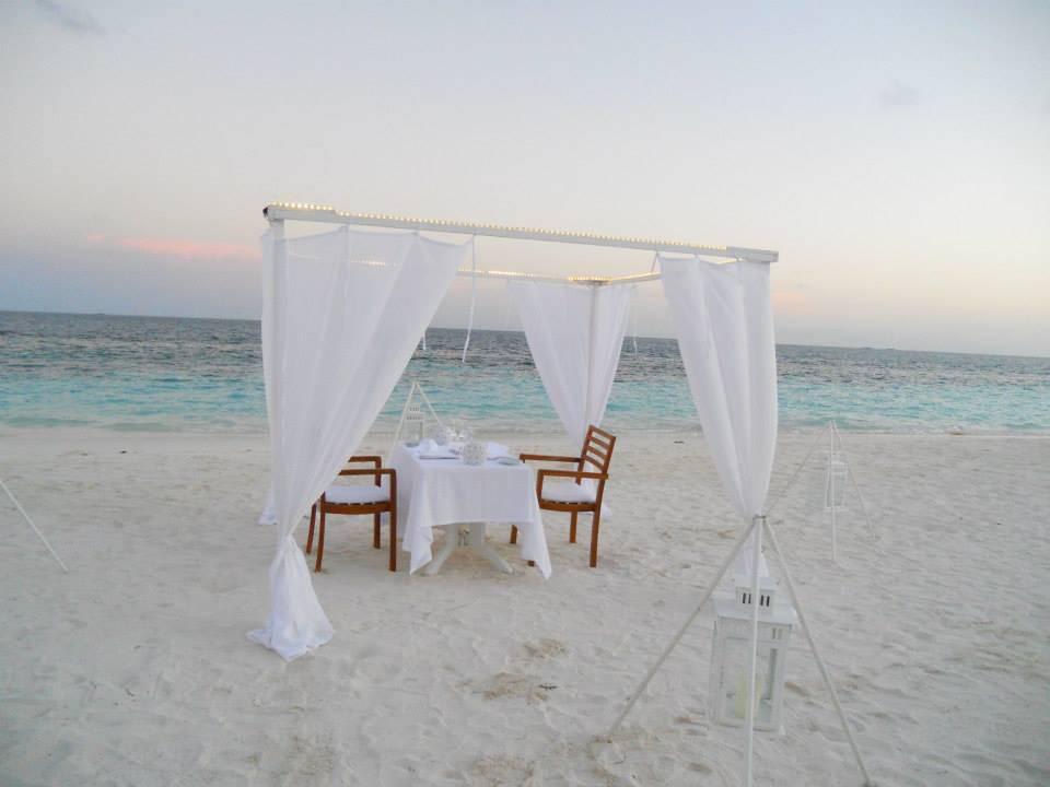 Romantisches Abendessen am Strand ananea Diamonds Athuruga