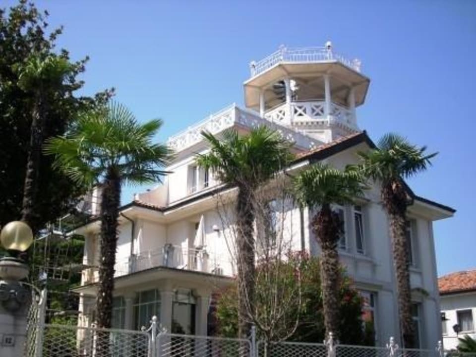 Blick von der Strasse 07 2010 Villa Delle Palme