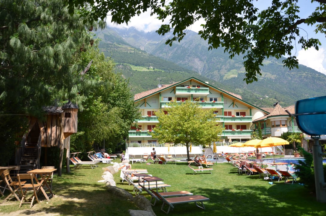 Links im Bild, Kinderschloß TYROL family retreat