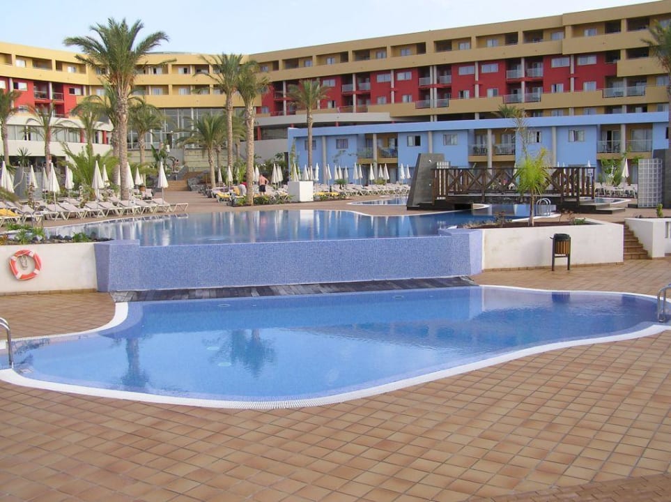 Pools des Fuerteventura Park mit Hotelaufgang Iberostar Waves Gaviotas Park