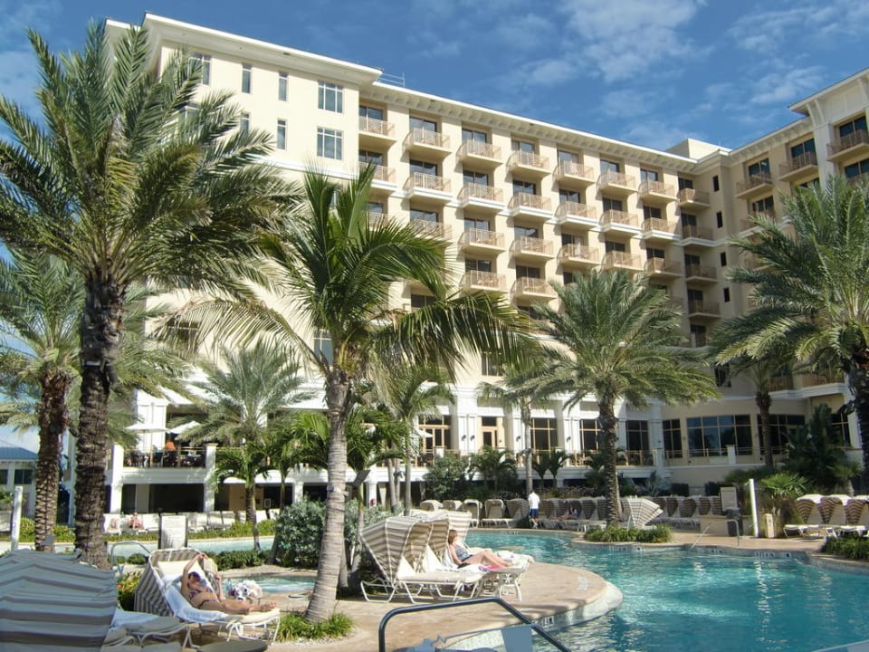 Hotelgarten mit Pool Sandpearl Resort