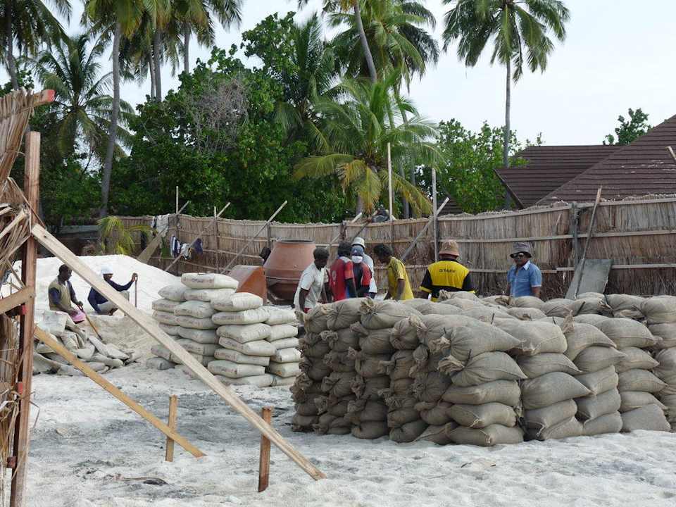 Direkt neben einem der drei Frühstücksrestaurant Palm Beach Resort & Spa Maldives