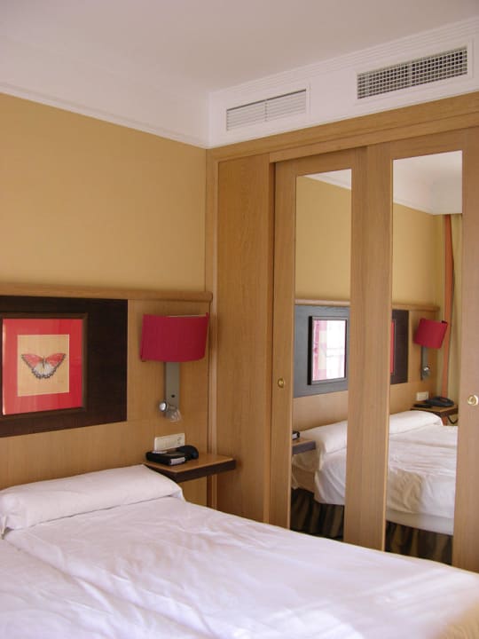 Bett/Schrank Grupotel Playa de Palma Suites & Spa