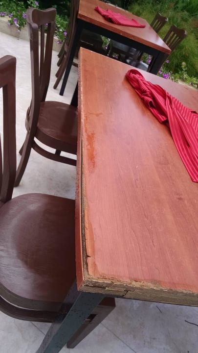 Muß ein Tisch so aussehen VONRESORT Golden Coast