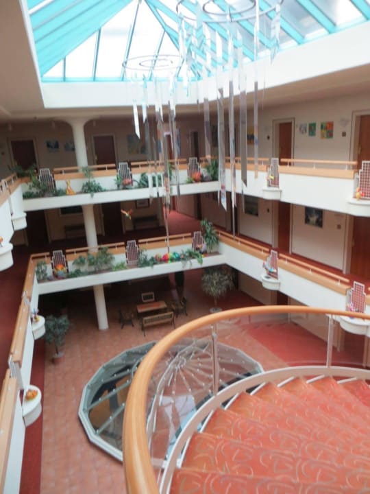 Großzügige Flure zu den Zimmern Hotel am Rosengarten