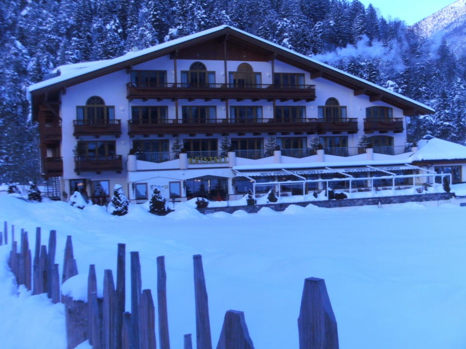 Hotelanlage von aussen Verwöhnhotel Kristall