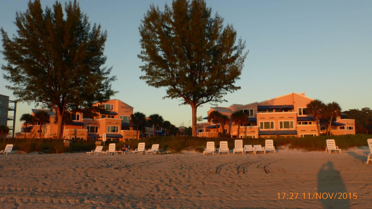 Blick vom Strand zur Anlage Sand Cay Condominium Beach Resort