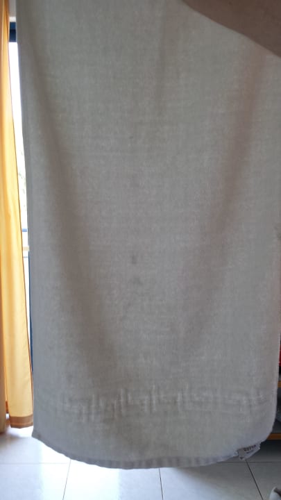 Grau, dreckige  und rauhe Handtücher / Duschtücher Ekaterini Hotel