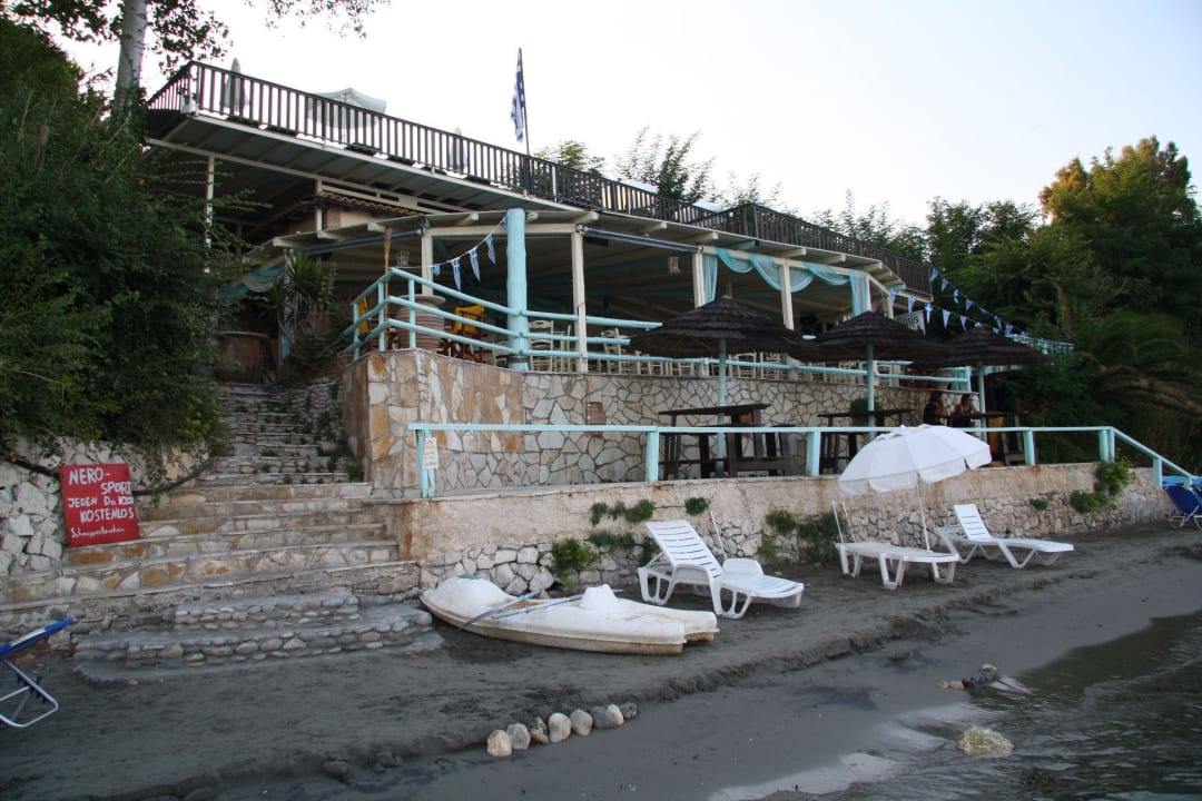 Hotel-Strand mit Blick aufs Hotel Porto Koukla Beach