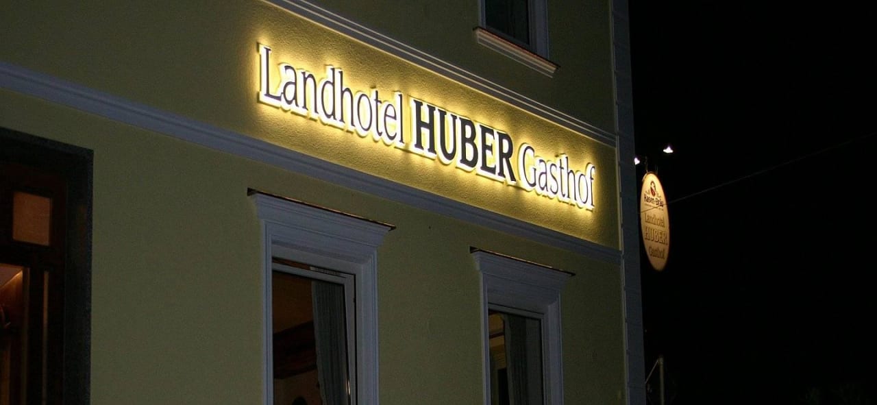 Ansicht bei Nacht Landhotel Gasthof Huber