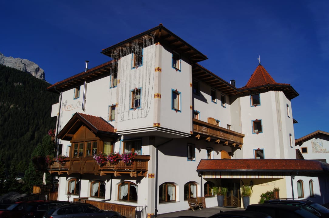Vorderansicht Hotel Alpenblick